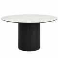 Mesa redonda de mármol blanco con base de acero negro