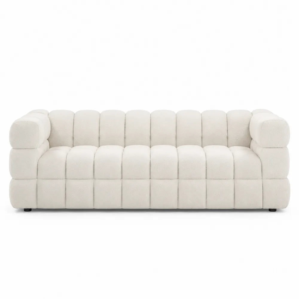 Sofá de tres plazas con tejido boucle crema